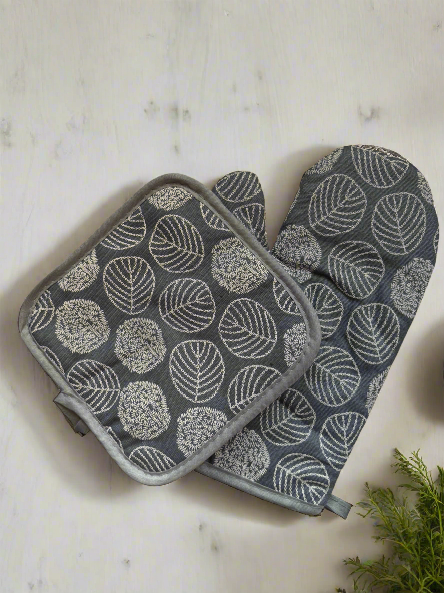 The Everyday Essential Oven Mitt Set