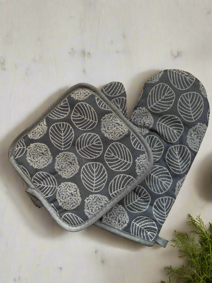 The Everyday Essential Oven Mitt Set
