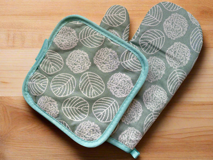 The Everyday Essential Oven Mitt Set
